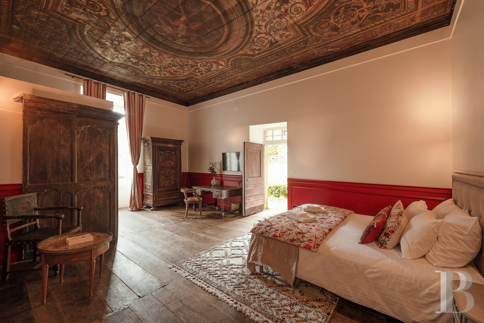 An elegant 17th-century manor house and overhanging gardens, in Autoire, in the Lot department  - photo  n°9
